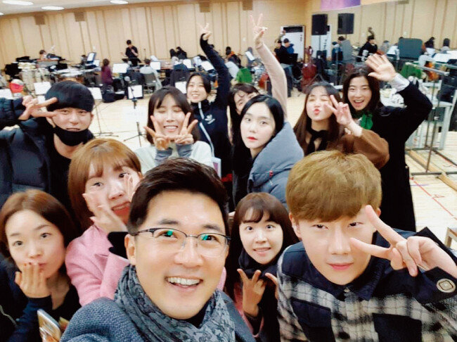 안재욱(앞줄 왼쪽)이 뮤지컬 ‘광화문연가’ 연습을 하며 성규와 함께 찍은 사진. [안재욱 인스타그램]