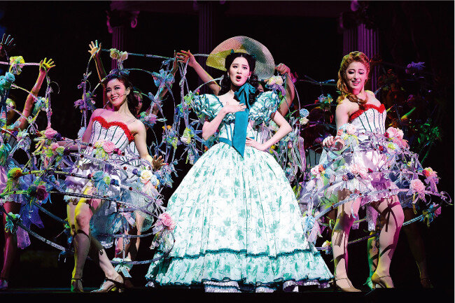 뮤지컬 ‘바람과 함께 사라지다’에서 매력적인 여인 스칼릿 오하라 역을 연기한 소녀시대 출신의 서현(가운데). [뉴스1]