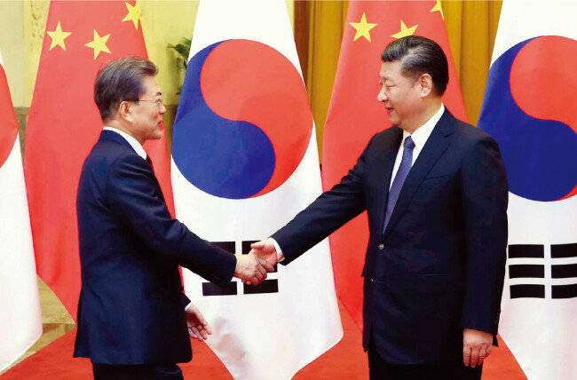 문재인 대통령과 시진핑 중국 국가주석이 12월 14일 오후 베이징 인민대회당 서대청에서 악수하고 있다. [사진공동취재단]
