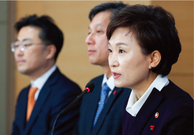 정부는 8월 예고한 바와 같이 12월 13일 ‘임대주택 등록 활성화 방안’을 발표했다. 김현미 국토교통부 장관(오른쪽)이 서울 종로구 정부서울청사에서 관련 내용을 브리핑하는 모습. [뉴시스]