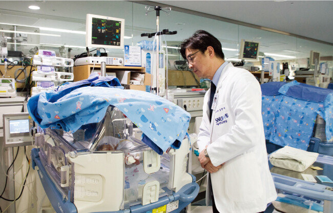 김한석 서울대 교수가 NICU의 환자를 돌보고 있다. [조영철 기자]