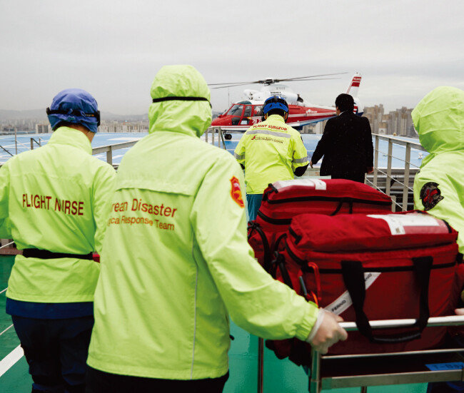 권역외상센터의 중요성이 사회적으로 이슈화되면서 청와대 국민청원 및 제안 게시판에 올라온 ‘권역외상센터 지원 확대’ 관련 게시물이 많은 이로부터 지지를 받았다. 사진은 8월 경기남부권역외상센터 의료진이 아주대병원 옥상 헬기장에서 이국종 교수와 함께 도착할 중증외상환자를 맞을 준비를 하는 모습. [홍중식 기자]