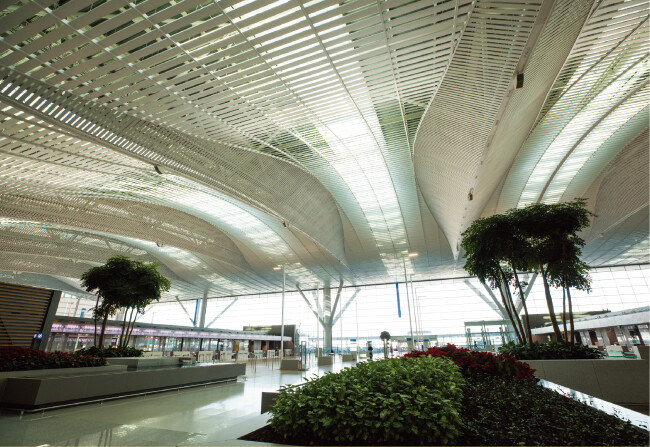 빗살무늬 채광창과 조경으로 건축미를 살린 인천국제공항 제2여객터미널 내부. [조영철 기자]