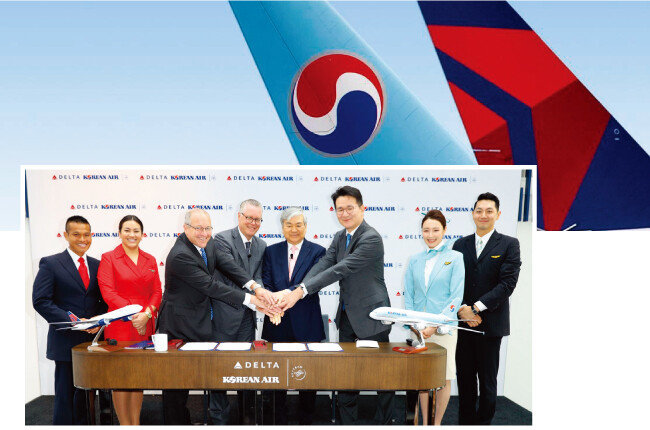 2017년 6월 23일 미국 로스앤젤레스에서 조양호 한진그룹 회장(오른쪽에서 네 번째), 에드 바스티안 델타항공 최고경영자(왼쪽에서 네 번째) 등 양사 경영진이 태평양 노선 조인트 벤처 운영에 합의한 뒤 손을 모으고 있다. [사진 제공·델타항공]