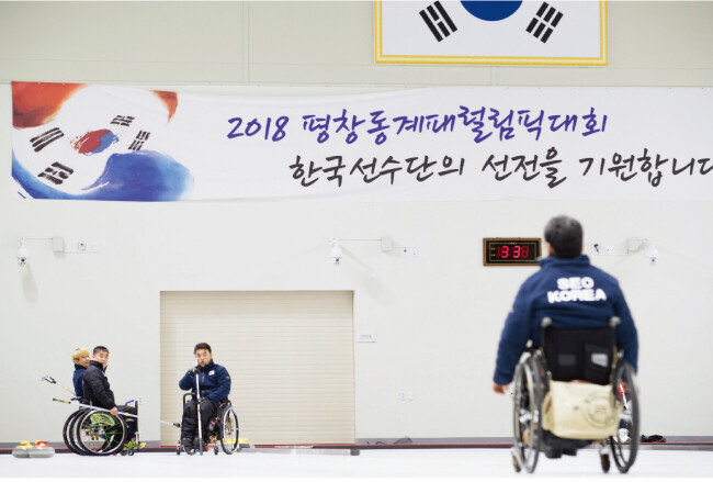 휠체어컬링은 선수 개인의 기량 못지않게 팀워크가 중요한 운동이다. [지호영 기자]