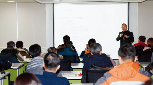 2017년 12월 12일 서울 종로구 동아미디어센터 20층 CC큐브에서 ‘소상공인을 위한 빅데이터 창업 세미나’ 3차 행사가 열렸다. ‘매출 활성화 방안’에 대해 강의하는 권영산 오앤이외식창업컨설팅 대표. [김형우 기자]