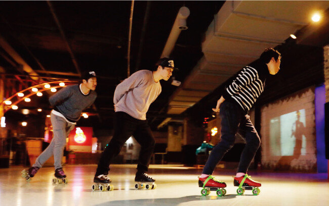 롤러스케이트장 부활의 효시가 된 인천의 ‘롤캣’. 이곳에선 기성세대가 젊은 층보다 더 화려한 기량을 선보인다. [박해윤 기자]