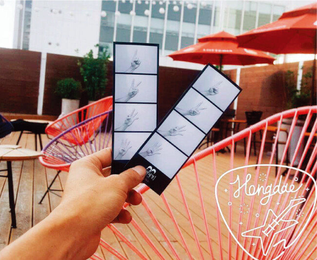 ‘인생네컷’ 즉석사진 자판기의 결과물. 4컷을 고르면 사진 4장으로 이뤄진 한 세트가 2장 출력된다. [박해윤 기자]