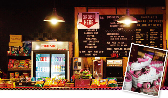 촌스럽지 않은 복고풍으로 젊은 세대를 사로잡은 인천 ‘롤캣’의 인테리어(왼쪽)와 이곳에 비치된 롤러스케이트. [박해윤 기자]