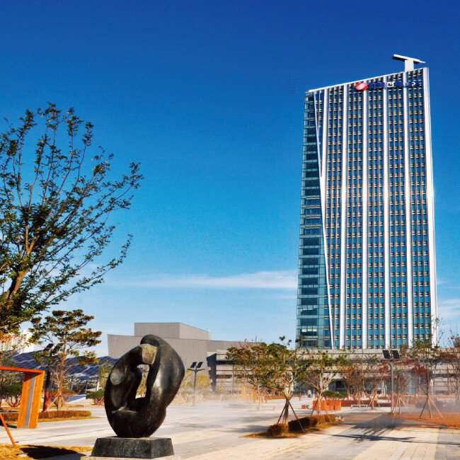 정부는 지역인재 30% 채용 의무화 제도를 내걸었다. 각 지역 혁신도시 등에 위치한 공공기관이 이 의무화 비율을 따르도록 법제화할 방침이다. 사진은 전남 나주시 한국전력공사 본사. [동아DB]