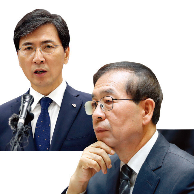 안희정 충남도지사가 12월 18일 충남 홍성군 충남도청 대회의실에서 2018년 지방선거에 출마하지 않겠다는 뜻을 밝히고 있다.(왼쪽) 박원순 서울시장이 12월 17일 서울시청에서 열린 국회 행정안전위원회의 서울시청 국정감사에서 여야 의원들의 질의를 들으며 생각에 잠겨 있다. [뉴시스, 뉴스1]