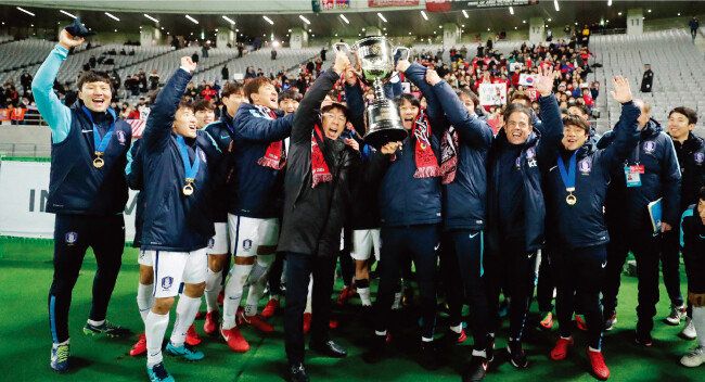 한국 남자축구 국가대표팀이 12월 16일 일본 도쿄에서 열린 ‘2017 EAFF(동아시아축구연맹) E-1 챔피언십’ 일본전에서 4-1 대승을 거둔 뒤 우승컵을 들어 올리며 기뻐하고 있다. [동아DB]
