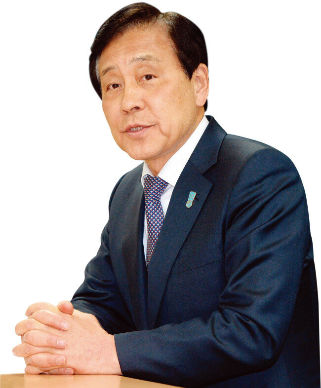 금융당국이 금융지주사의 ‘셀프 연임’을 문제 삼고 있지만 
김정태 KEB하나금융지주 회장(사진)의 3연임 뜻은 확고해 보인다. [뉴스1]