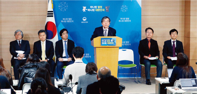 윤석헌 금융행정혁신위원회 위원장이 2017년 12월 20일 오전 서울 종로구 정부서울청사에서 금융행정혁신위원회 최종 권고안을 브리핑 하고 있다. [뉴시스]