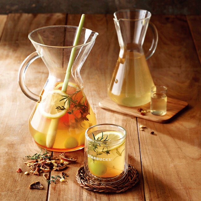 여러 가지 티 가운데 생과일과 허브를 유리병에 넣어 따뜻한 물로 우리는 티 저니가 특히 인기다. [사진 제공 · 스타벅스]