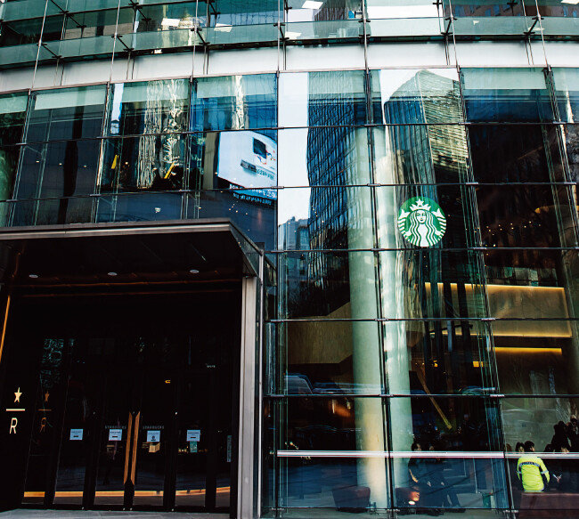 2017년 12월 20일 스타벅스가 서울 종로구 종로타워에 국내 최대 규모의 ‘더종로점’을 열어 화제가 됐다. [홍태식 기자]