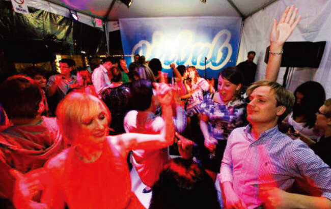 2011년 1억2000만 달러 투자를 유치하고 새 사옥에 입주한 에어비엔비(Airbnb) 임직원들이 흥겨운 파티를 벌이고 있다. 사진은 기사 내용과 관계없음. [사진 제공 · 뉴욕타임스]