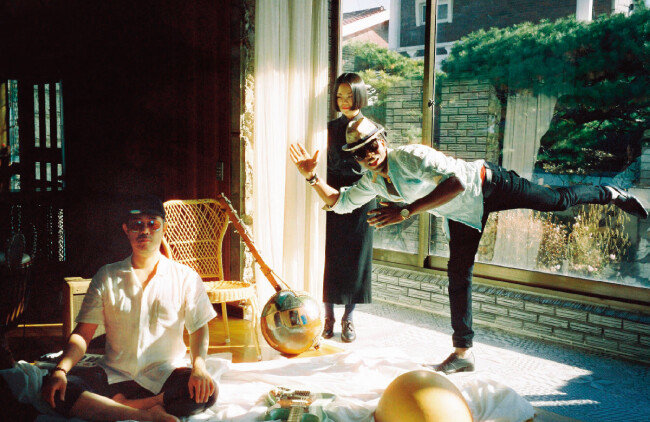 최근 음반 ‘Tres BonBon’을 선보인 밴드 ‘앗싸’ 멤버들. 왼쪽부터 성기완(기타  ·  보컬), 한여름(보컬), 아미두 디아바테(칼레바스·발라폰 · 고니). [사진 제공 · 칠리뮤직]