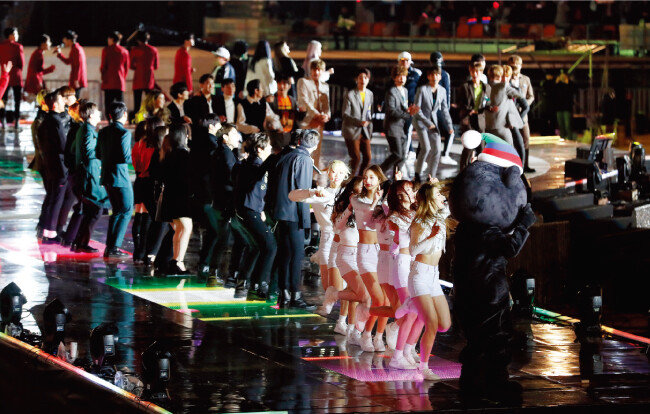 가을철인데도 체감온도가 영하권을 기록할 정도로 추웠던 탓에 얇은 의상을 입고 무대에 오른 가수와 진행자들이 추위에 떠는 모습이 카메라에 포착되기도 했다. [뉴스1]