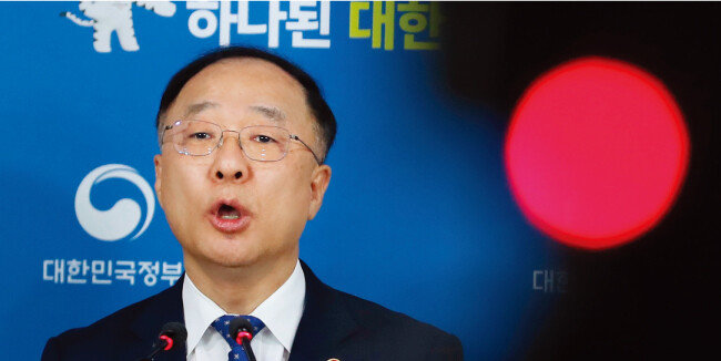 홍남기 국무조정실장이 지난해 12월 28일 정부세종청사에서 가상화폐 태스크포스(TF) 회의 내용을 발표하고 있다. [뉴스1]