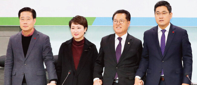 1월 3일 서울 여의도 국회 의원회관에서 열린 국민의당-바른정당 통합추진협의체 출범식에서 양당 의원들이 손을 맞잡고 있다. 왼쪽부터 국민의당 이태규·이언주 의원, 바른정당 정운천 최고위원·오신환 원내대표. [동아일보]