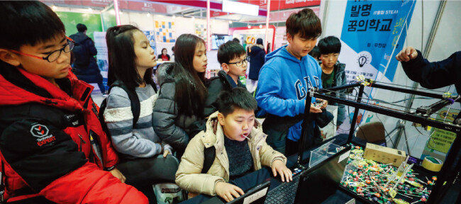 2017년 11월 경기 고양시 일산 킨텍스에서 열린 ‘2017 SW교육 페스티벌’에서 청소년들이 코딩 체험을 하고 있다. [뉴스1]