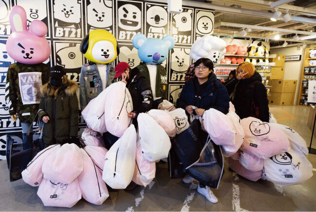 BT21 제품을 포함해 라인프렌즈 캐릭터 상품을 한가득 구매한 사람들. 캐리어를 끌고 온 이도 있었다. [조영철 기자]