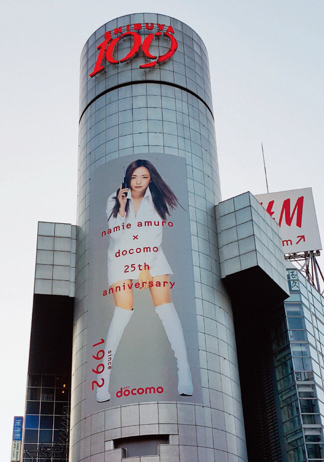 일본 도쿄 시부야역 한 백화점에 
걸린 아무로 나미에와 통신사 도코모의 협업 화보. [김범석 기자]