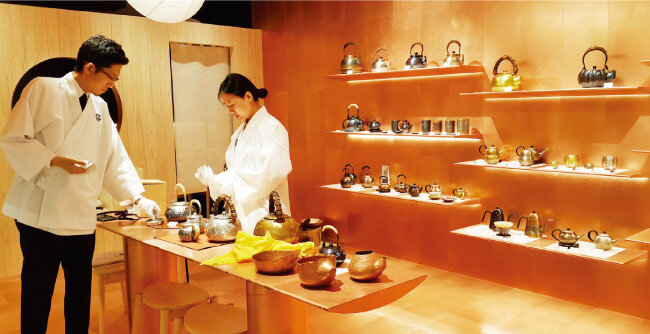 동으로 만든 니이가타의 주전자 등 일본 지역 특산물 매장이 있는 도쿄 긴자의 대형 쇼핑몰 긴자식스. [김범석 기자]