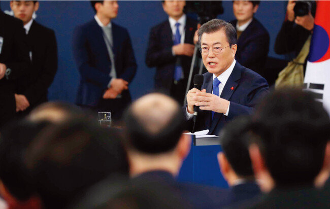 1월 10일 문재인 대통령이 신년 기자회견 자리에서 최저임금 인상 문제에 관해 말하고 있다. [뉴시스]