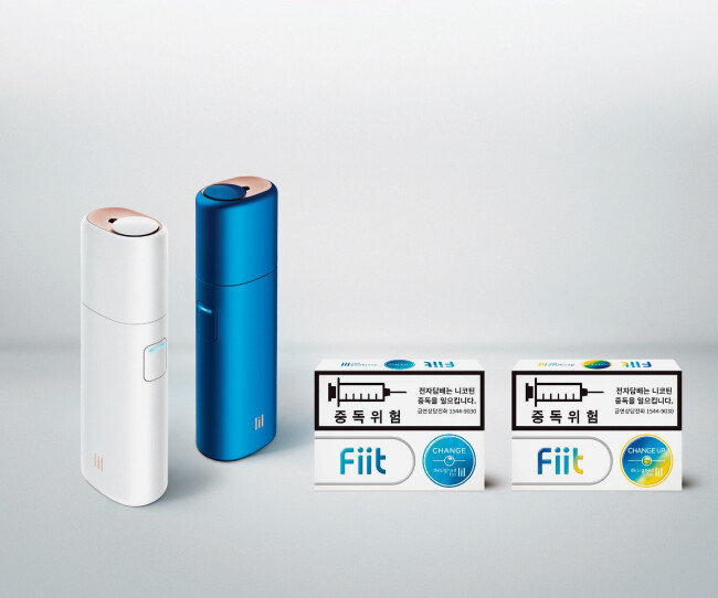 KT&G의 궐련형 전자담배 ‘릴(lil)’ 2종과 전용 담배스틱 ‘핏(Fiit)’ 2종(왼쪽부터).