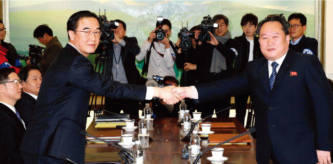 1월 9일 경기 파주시 판문점 남측 평화의집에서 열린 남북 고위급회담에 참석한 조명균 통일부 장관(왼쪽)과 이선권 조국평화통일위원회 위원장이 전체회의 시작에 앞서 악수하고 있다. [뉴시스]
