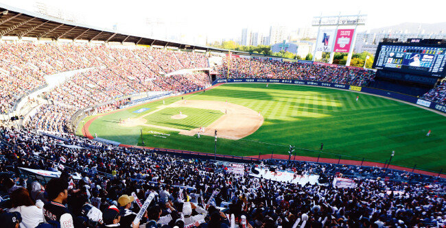2017 한국시리즈 4차전 때 서울 잠실야구장에 모인 관중들. 벌써부터 2018시즌에 야구팬들의 관심이 쏠리고 있지만 경기 일정의 형평성 논란이 일고 있다. [동아일보]
