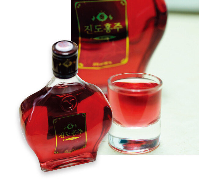 진도 홍주. 투명한 붉은색이 오묘한 빛을 띤다.