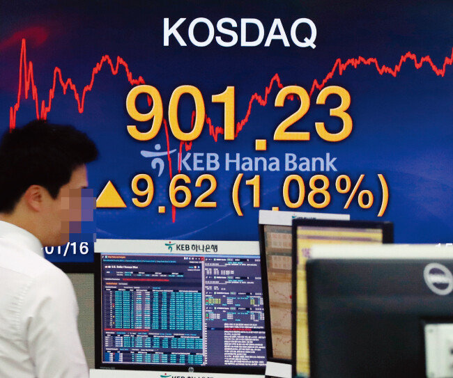 정부의 코스닥 활성화 정책 발표로 한때 코스닥 지수가 900 포인트를 넘어섰다. [뉴시스]