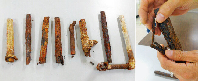 경기 안양시 평촌 목련마을 대우  ·  선경 2단지 아파트 리모델링추진위원회 이형욱 조합장이 노후배관을 수거해 손으로 만지자 쉽게 부서졌다. [사진 제공 · 이형욱 조합장]