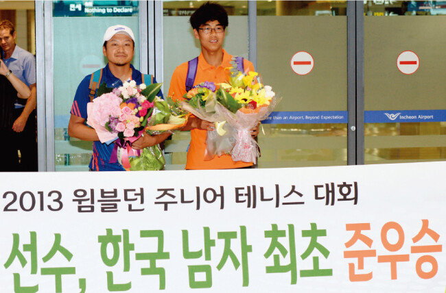 정현이 2013년 7월 8일 ‘2013 윔블던 주니어테니스대회’ 남자단식에서 준우승을 차지하고 인천국제공항을 통해 귀국하는 모습. [뉴스1]