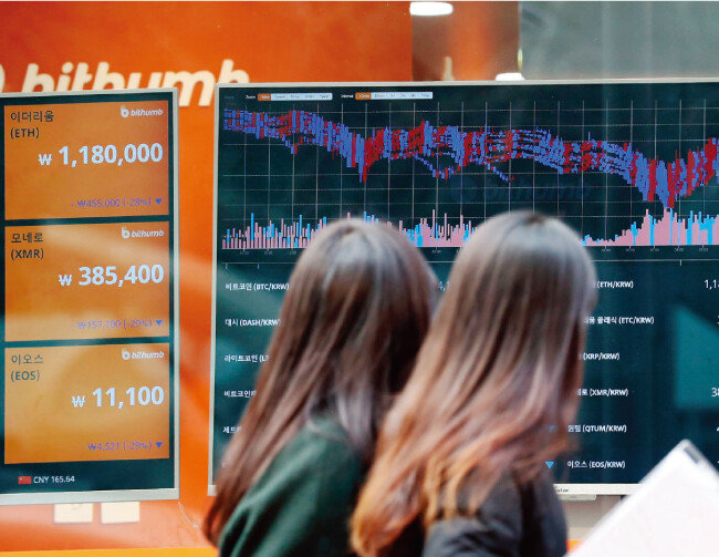 월 17일 가상화폐 가격이 폭락한 가운데 서울 중구 무교동 한 가상화폐거래소 모습. [동아DB]