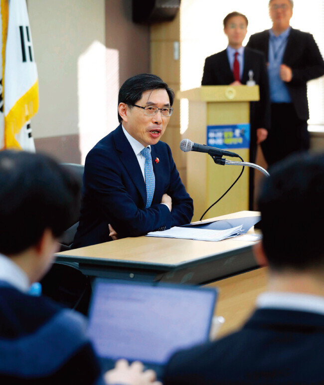 1월 11일 오전 박상기 법무부 장관이 정부과천종합청사에서 가상화폐거래소 폐쇄를 위한 입법 추진 방안을 밝히고 있다. [뉴시스]