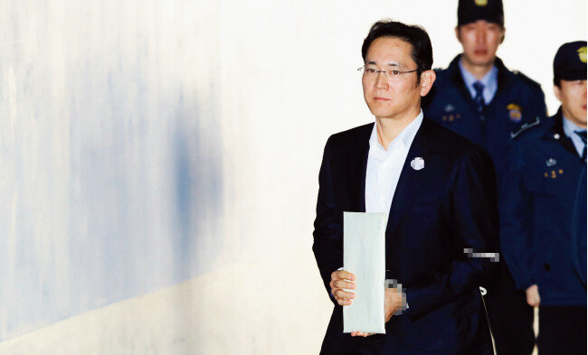 이재용 삼성전자 부회장이 지난해 12월 27일 오전 서울 서초구 서울고등법원에서 열린 삼성그룹 전 · 현직 임직원들의 뇌물공여 혐의 관련 항소심 결심 공판에 출석하고자 호송차에서 내려 법정으로 향하고 있다. [뉴스1]