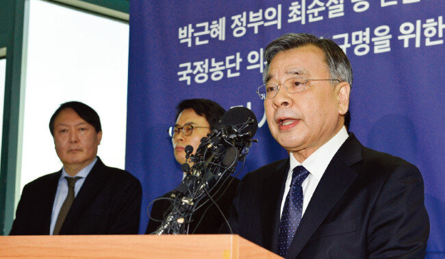 박영수 특별검사가 지난해 3월 6일 오후 서울 강남구 대치동 특검 기자실에서 최종 수사 결과와 성과를 발표하고 있다. [뉴시스]