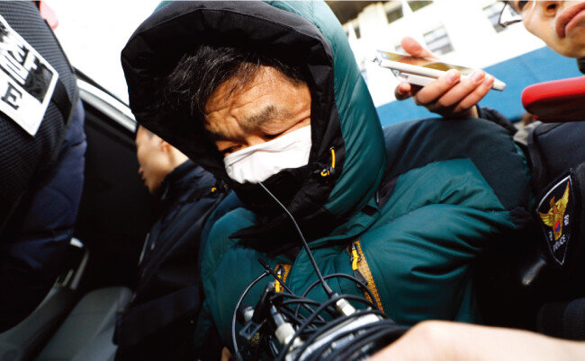 서울 종로구 여관 방화범 유모 씨가 1월 21일 오후 구속 전 피의자심문(영장실질심사)을 받기 위해 서울중앙지방검찰청으로 압송되고 있다. [뉴스1]