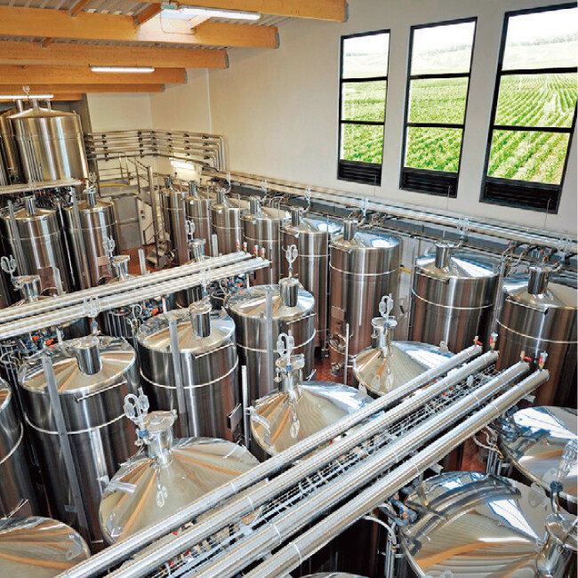 바론 드 로칠드 샴페인의 작은 양조 탱크들. [사진 제공 · 나라셀라㈜]