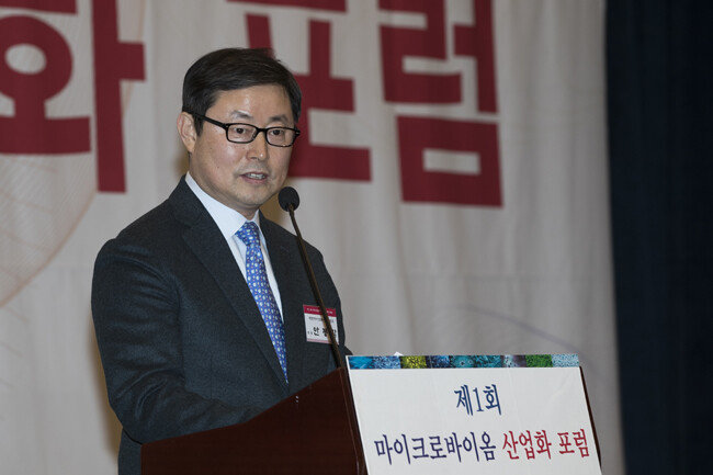 인사말을 하는 안봉락 대한마이크로바이옴협회 회장. [사진 조영철 기자]