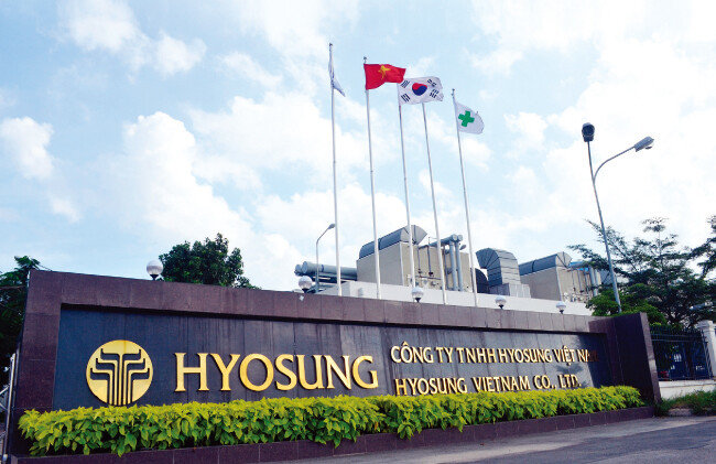 효성 베트남 공장 초입에 태극기와 베트남기가 함께 펄럭이고 있다. [사진 제공·효성