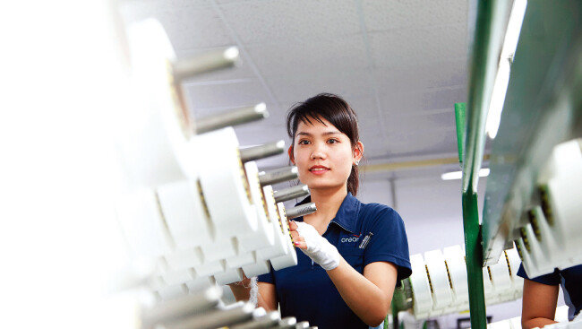 효성 베트남 스판덱스 생산공장에서 베트남 현지 노동자가 작업하고 있다. [사진 제공·효성]