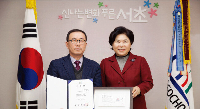 조은희 서울 서초구청장은  2014년부터 사무관, 서기관 승진자에게 ‘청렴패’를 수여하고 있다. [사진 제공 · 서초구청]