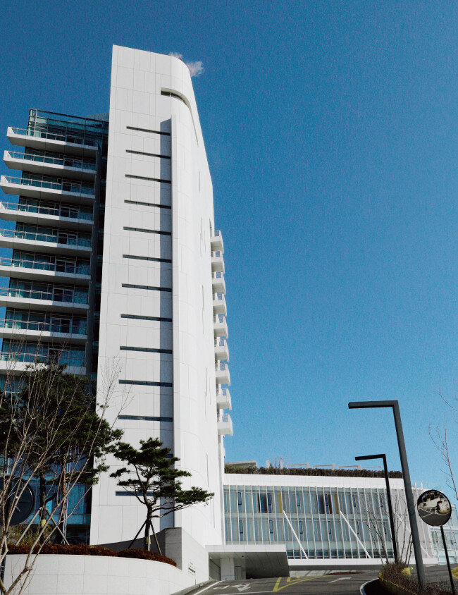 2015년 6월 개관한 강원 강릉 씨마크호텔은 프리츠커상을 수상한 건축가 리처드 마이어의 설계로 오픈 당시 지방에서는 유일하게 5성급 인증을 받았다. [박해윤 기자]