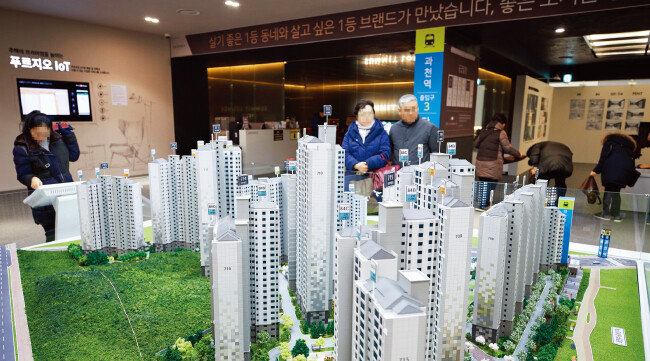 1월 26일 문을 연 ‘과천 센트럴파크 푸르지오 써밋’ 본보기집에 사흘간 2만여 명이 다녀간 것으로 집계됐다. []