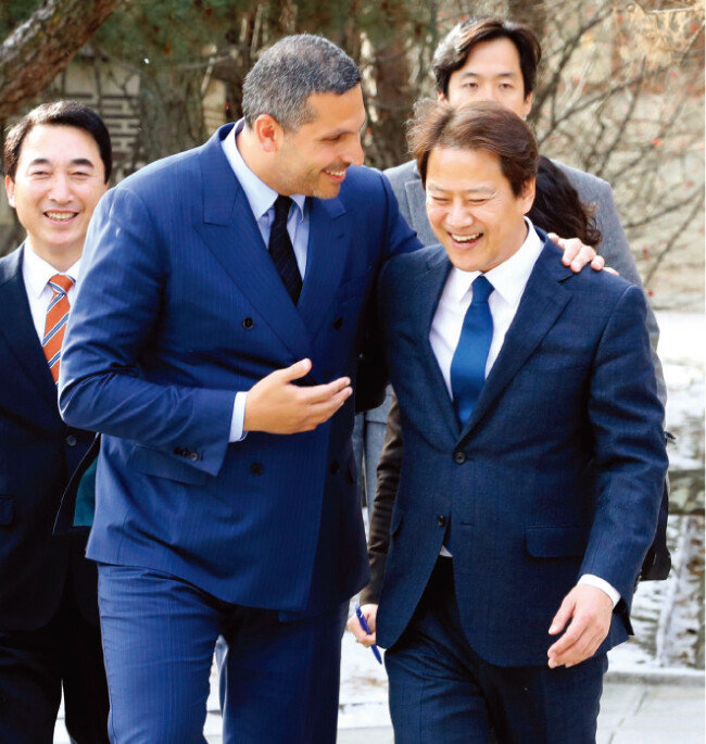 지난해 12월 아랍에미리트(UAE)를 방문했을 때 만난 칼둔 칼리파 알 무바라크 UAE 아부다비 행정청장을 청와대에서 다시 만난 임종석 대통령비서실장. 임 실장은 원전에 대해 유연한 태도를 가진 것으로 알려져 있다. [동아일보]
